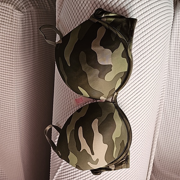 Diferent brand bras.Victorias secret. Pink and Adrianne - Picture 6 of 8